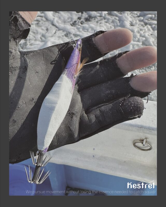 #売れるモノより釣れるモノ
【 Kestrel 】
.
先日発売となったケストレル。
各地でスピード感のある動きが見られ、
正直びっくりしております。
テスト段階から多くのお客様に注目していただけていたのかなと思うと、嬉しい限りです。
しかし、瞬間的な販売ではなく、
しっかりと釣果に直結して長期間お客様にご使用いただけるアイテムが健全な釣り道具だと考えております。
今回ご購入いただいたお客様は、
しっかりとご使用いただき、
イカからの応えを確かめてみてください。
お客様のこれから先のティップランに必要と思われる商品であれば、
今後もケストレルと共に楽しんでいただければと思います。
.
そんなケストレルのテスト時の写真を今回は一枚。
この日は遊漁船に乗りながらも、
出船から帰港までアクション出しを行いました。
前日のホテルでパテを盛り、現場で削りながら調整。
何時間も削っては投げて、削っては投げて。
海水という存在は厄介でもあり親しくもなれる。
この日があったからこそケストレル開発は大きく前に進みました。
.
本気で作られたアイテムには必ずストーリーがあります。
使用していただく皆様とストーリーすらも共有していきたい。
そんなことも考えながらテストをしていたことを思い出します。
.
.
.
（こちらのアカウントは情報発信専用のアカウントのため、コメントやDMへの返信は基本的に行っておりません。ご理解のほどよろしくお願い致します。）
.
.
公式インスタ写真&デザイン
ケストレルテスト→@renson428
.
.
CRONO代表個人アカウント→@crono.kanji_kohama 
.
#crono #クロノ #ケストレル #ティップラン