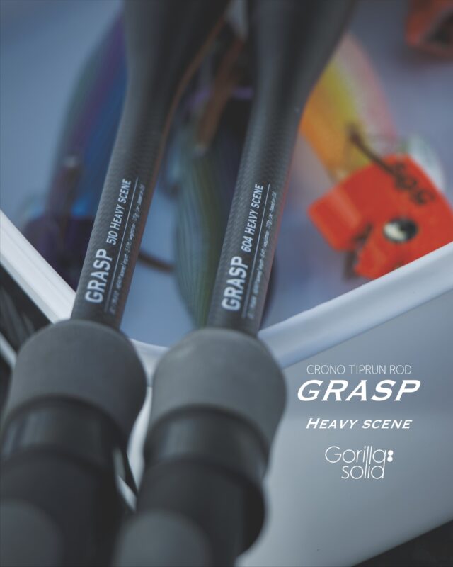 #ティップランロッド
【 GRASP（グラスプ） 】
.
グラスプに関しては
「ミディアム」や「ライト」などの従来あるロッドの硬さの表記はしておりません。
表記としては【ライトシーン】【ヘビーシーン】の2種類。
つまり、単純に軽いウエイトをメインに使う状況は【ライトシーン】
水深があり、重いウエイトをメインに使う状況は【ヘビーシーン】
となります。
.
【ライトシーン】でも80gくらいまでは快適に扱えるかなと感じますが、
潮圧を強く感じる状況や強風によりスピード感の早い釣りを展開する場合などの状況では【ヘビーシーン】の方が快適に扱える状況も。
全ては使用するお客様の海況によります。
機会がございましたら、ぜひ触っていただき、
ご自身の海況と照らし合わせて想像してみてください。
世の中のセオリーではなく、それぞれのベストを。
.
.
.
（こちらのアカウントは情報発信専用のアカウントのため、コメントやDMへの返信は基本的に行っておりません。ご理解のほどよろしくお願い致します。）
.
.
公式インスタ写真&デザイン→ @renson428 
.
CRONO代表個人アカウント→@crono.kanji_kohama 
.
#crono #クロノ #ティップラン #グラスプ