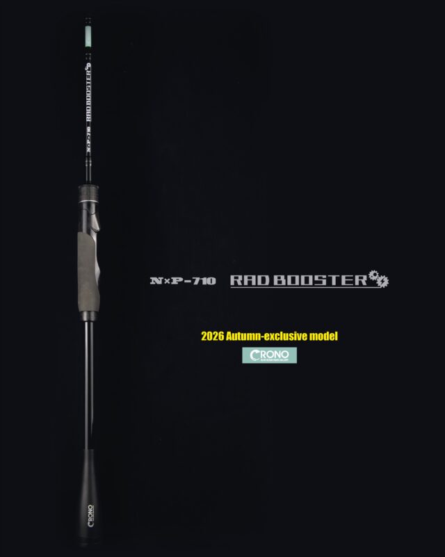 #売れるモノより釣れるモノ
【 NXP-710 RAD BOOSTER 】
監修 : プロスタッフ笠松仁（ @hk_jinjin_upsetter ）
.
前回数分でメーカー在庫が完売したNXP-710が、
仕様を変更して9月に再販売となります。
今回も少量の生産となっております。
気になる方は発売後に小売店様でチェックをお願い致します。
.
⚪︎小売店様へ⚪︎
今週8月20日の13時より、
小売店様からのご注文を承ります。
発注に関しての詳細は、本日ご案内をさせていただきましたので、そちらをご確認ください。
.
⚫︎⚪︎⚫︎⚪︎⚫︎⚪︎⚫︎⚪︎⚫︎⚪︎⚫︎⚪︎⚫︎⚪︎⚫︎⚪︎⚫︎⚪︎⚫︎⚪︎⚫︎⚪︎⚫︎⚪︎
エギングが更なる深化を遂げる " RAD BOOSTER ”
柔よく剛を制す…
CRONOのエギングロッド初の工法を取り入れたブランクスは
柔らかさの中に芯があり繊細さと力強さの相反する顔をもつ
大胆かつ繊細なエギング専用ロッド。
シャープでありながら柔らかいブランクスに仕上がりました。
ティップには違和感を保持させる高密度のショートソリッドを搭載。
ガイドセッティングは小口径の多点（14点）設定。
アウトガイドながらインターラインのような耐風性と操作性、ブランクスを最大限活かす設定となっております。
.
2026秋限定カラー
⚫︎価格 64,900-（税込）
.
⚫︎⚪︎⚫︎⚪︎⚫︎⚪︎⚫︎⚪︎⚫︎⚪︎⚫︎⚪︎⚫︎⚪︎⚫︎⚪︎⚫︎⚪︎⚫︎⚪︎⚫︎⚪︎⚫︎⚪︎
.
.
.
（こちらのアカウントは情報発信専用のアカウントのため、コメントやDMへの返信は基本的に行っておりません。ご理解のほどよろしくお願い致します。）
.
.
公式インスタ写真&デザイン→@renson428
.
.
CRONO代表個人アカウント→@crono.kanji_kohama 
.
#crono #クロノ #エギング #エギングロッド